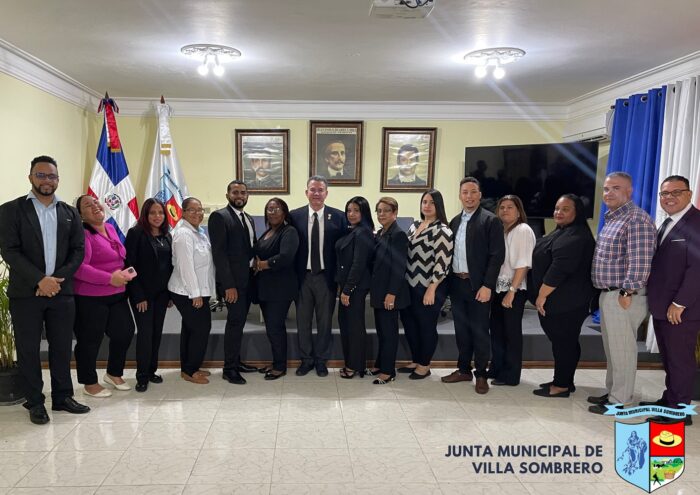 Puede ser una imagen de 15 personas y texto