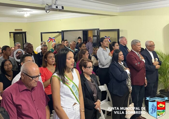 Puede ser una imagen de 8 personas y texto