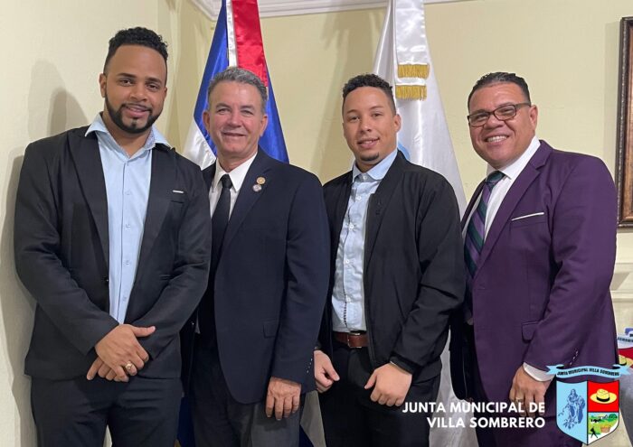 Puede ser una imagen de 4 personas y texto