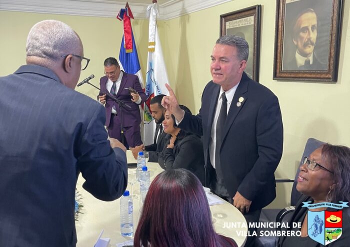 Puede ser una imagen de 6 personas y texto