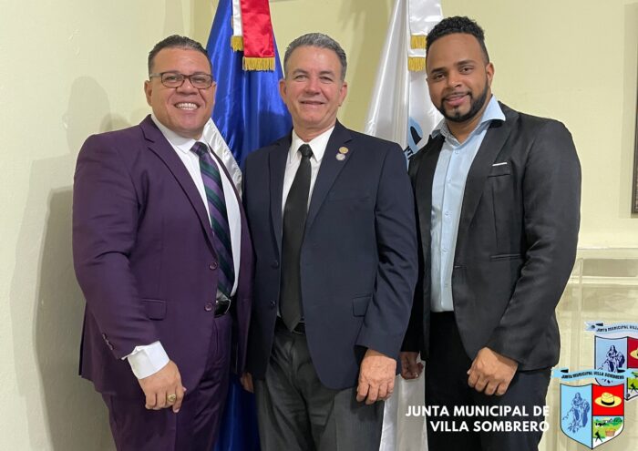 Puede ser una imagen de 3 personas y texto