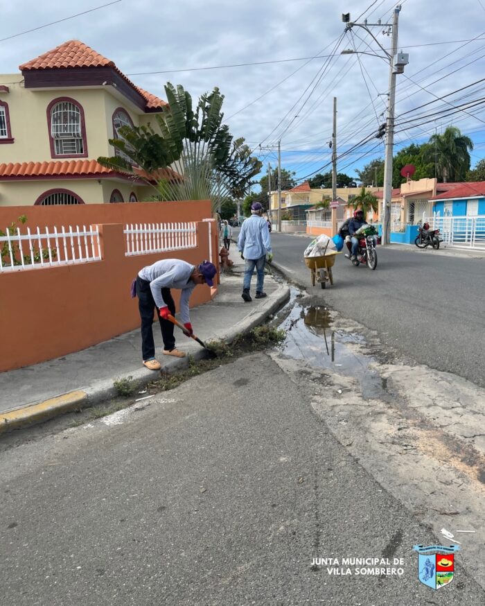 Puede ser una imagen de ‎5 personas, calle y ‎texto que dice "‎mim JUNTA MUNICIPAL JUNTA_MUNICIPALDE DE VILLA VILLASOMBRERO SOMBRERO حم‎"‎‎