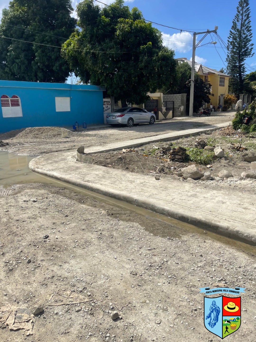 Lic. Juan Peña Mejía da inicio a los trabajos de construcción de aceras y contenes en el Barrio Las Flores de Villa Sombrero